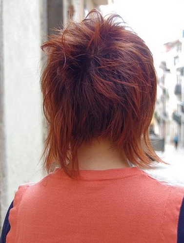 Tył fryzury krótkiej, kasztanowe włosy, uczesanie damskie zdjęcie numer 159